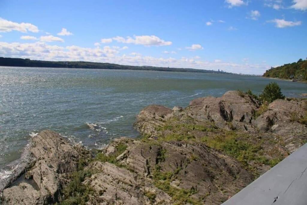 Om Chalet 2 Avec Spa Et Foyer Borde Du Fleuve St-Pierre-de-l'Île-d'Orléans Zewnętrze zdjęcie