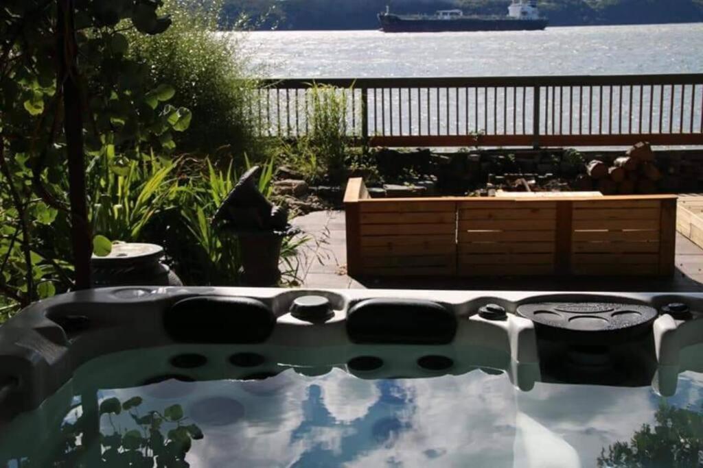 Om Chalet 2 Avec Spa Et Foyer Borde Du Fleuve St-Pierre-de-l'Île-d'Orléans Zewnętrze zdjęcie