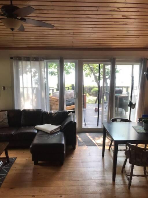 Om Chalet 2 Avec Spa Et Foyer Borde Du Fleuve St-Pierre-de-l'Île-d'Orléans Zewnętrze zdjęcie