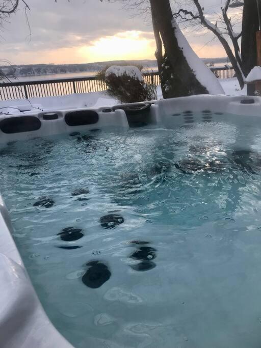 Om Chalet 2 Avec Spa Et Foyer Borde Du Fleuve St-Pierre-de-l'Île-d'Orléans Zewnętrze zdjęcie